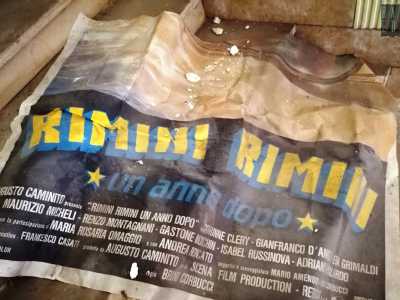 ...tra locandine di film...